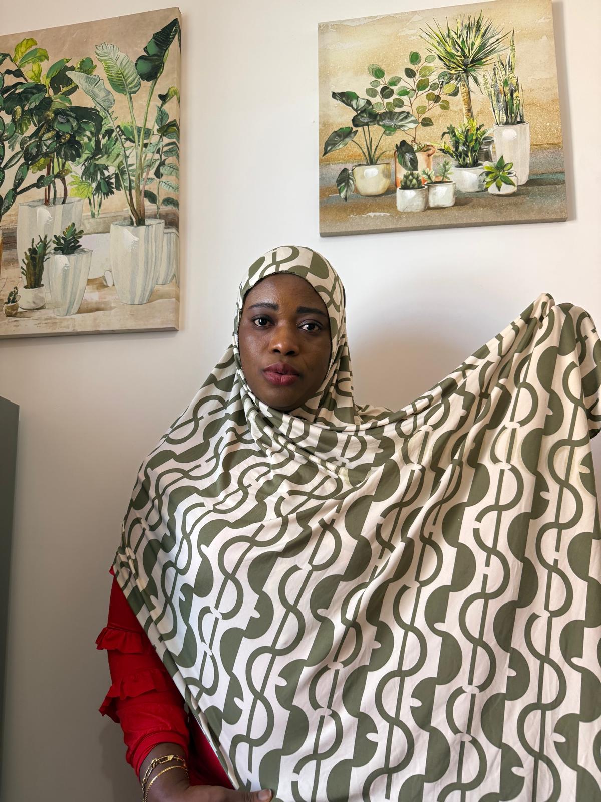 Green mix pattern one way effortless hijab - Image 2